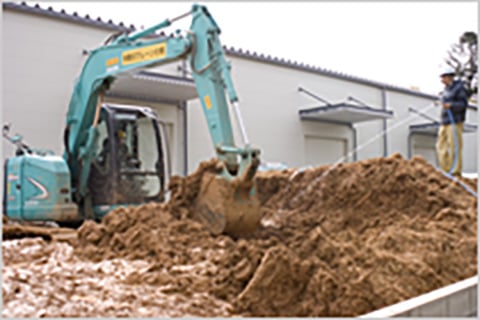 2010年4月撮影 荒壁土作りの画像